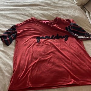 Simply Southern gameday V neck with raffles sleeves. Dark red and black.